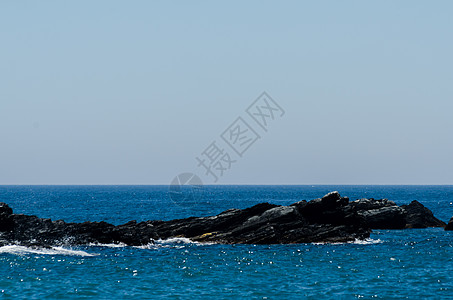 令人惊叹的海洋 有蓝色夏季波浪和岩石 对岩石和水的轻松透视悬崖水晶荒野旅游海湾旅行支撑海浪风景娱乐图片