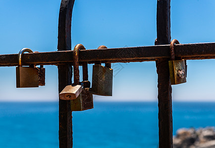 与海边的巴勒斯贸易相连的生锈挂锁 这是展示爱的传统方式幸福金属钥匙夫妻恋人海岸友谊栅栏订婚海洋背景图片