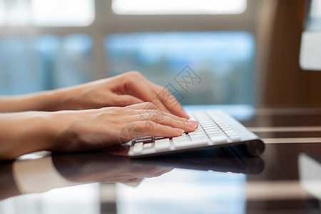 交换信息时在键盘上打字的女用手人士商业程序员商务计算机互联网技术用户手指员工图片