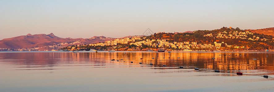 地中海有岛屿 山区和船只的美丽多彩色彩明亮的日落地平线山脉娱乐热带海岸线全景旅游橙子海景太阳图片