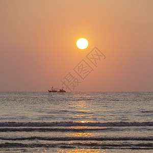 海边日落时橙色天空下渔船的休眠反射旅行海滩太阳渔业海岸假期海洋海景橙子图片