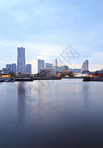横滨市夜间码头湾的景象建筑城市车轮摩天轮天际建筑学风景娱乐摩天大楼旅行图片