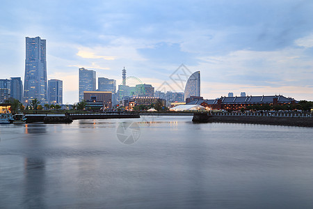 横滨市夜间码头湾的景象娱乐景观港口日落城市场景旅行反射摩天大楼风景图片