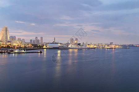 横滨市夜间码头湾的景象海岸日落场景城市办公室旅行车轮摩天大楼公园风景图片