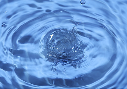 一滴水从上方飞来 喷起一滴水气泡运动雨滴海浪飞溅水滴蓝色液体青色反射图片
