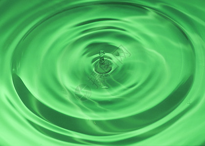 一滴水从上方飞来 喷起一滴水反射蓝色海浪环境宏观运动雨滴液体绿色水滴图片