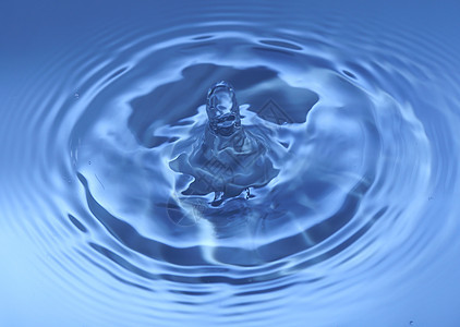 一滴水从上方飞来 喷起一滴水反射液体飞溅圆圈青色运动水滴蓝色宏观气泡图片