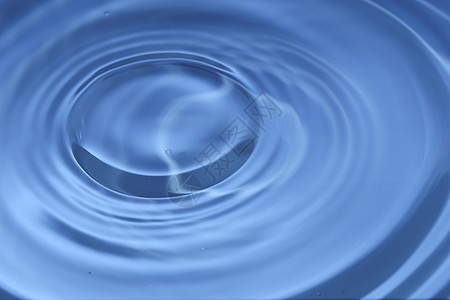 一滴水从上方飞来 喷起一滴水雨滴运动液体环境气泡水滴蓝色圆圈涟漪海浪图片