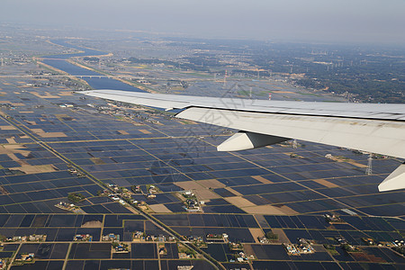 从机翼和农村的飞机上看到喷射重力假期墙纸翅膀天线航班旅游气氛天空图片