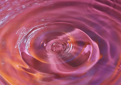 一滴水从上方飞来 喷起一滴水水滴飞溅粉色反射圆圈运动海浪环境液体红色图片