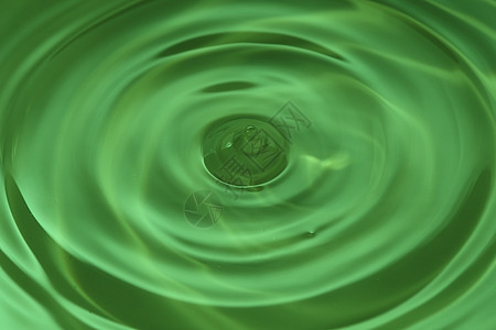 一滴水从上方飞来 喷起一滴水水滴环境海浪气泡蓝色圆圈涟漪反射雨滴运动图片