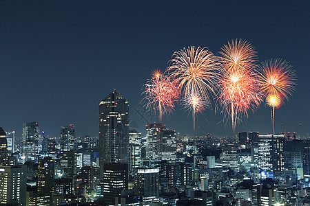 夜里在东京市风景上欢庆的烟花天空景观城市天线地标建筑女士天际病房旅行图片