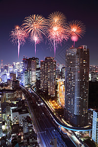 夜里在东京市风景上欢庆的烟花景观建筑学城市天空建筑传统女士焰火病房天线图片