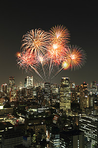 夜里在东京市风景上欢庆的烟花天际天线女士建筑学场景建筑景观天空病房焰火图片