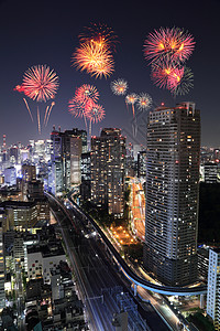 夜里在东京市风景上欢庆的烟花场景天空建筑学传统焰火节日天际病房景观城市图片