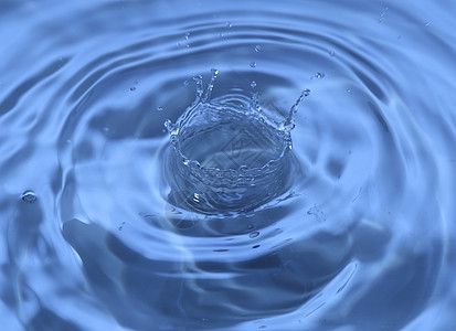 一滴水从上方飞来 喷起一滴水波纹海浪宏观气泡水滴液体青色圆圈运动流动图片