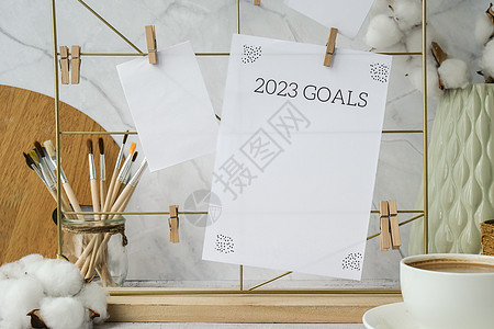 2023年GOALS的卡片和海报在网格板上模拟 复制空间 家庭办公室桌面 自由博客工作场所 Brshes和调色板网格博主木板情绪图片