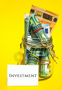 橡皮筋中的欧元现金 写成投资的文字 财富建设者心态的概念 提醒自己设定少量资金进行投资图片