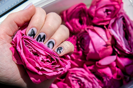 指甲修剪的一字 粉红玫瑰花 最细小的平板自然 女性手 爱美甲沙龙温泉艺术表皮护理魅力皮肤化妆品美容图片