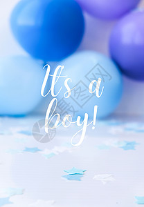 贺卡明信片这是一篇关于抽象散焦模糊节日背景的男孩文本 蓝色气球和五彩纸屑 婴儿淋浴迎婴童年团体派对装饰礼物风格男生一个男孩问候背景图片