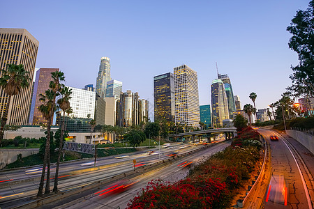 洛杉矶市下城天际小时城市交通汽车天空日光头灯摩天大楼海岸蓝色图片