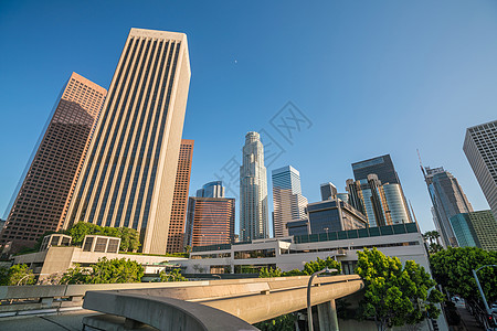 洛杉矶市下城天际尾灯日光头灯城市海岸蓝色高楼小时摩天大楼全景图片