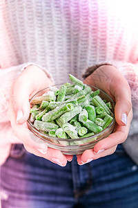 女性手拿着冷冻绿豆的碗 蔬菜保存 收获 韦瑟主义 素食者健康饮食冰箱贮存植物农业团体饮食豆类细绳食物收成图片