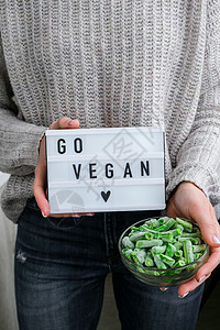 女人们手中有带短信的灯盒GO VEGAN 维信主义 素食健康生活方式 冷冻食品在碗里健康饮食义者教育营养灯箱豆子口号饮食蔬菜食物图片