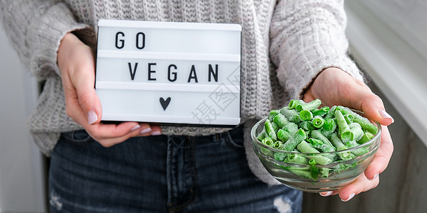 女人们手中有带短信的灯盒GO VEGAN 维信主义 素食健康生活方式 冷冻食品在碗里健康饮食女性营养女士蔬菜饮食教育动机食物沙拉图片