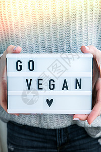 女性手中有文本的灯盒GO VEGAN 女同体主义 素食者健康生活方式食物口号营养蔬菜义者动机健康饮食教育生物生态图片