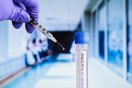 医生在实验室工作台上拿着注射器和19 疫苗 抗击冠状病毒 SARSCOV2 大流行 2019概念药品医院科学治疗疾病临床药物药店图片