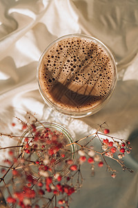 早上咖啡美感 早餐 粉色吉普西拉花朵 可口可乐杯子排毒花束咖啡店饮料牛奶花瓣茶点桌子玻璃图片