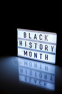 带有镜面反射的深黑色背景上带有文本黑人历史月的灯箱 消息历史事件黑板庆典镜子社会动机生活教育意识木板刻字图片