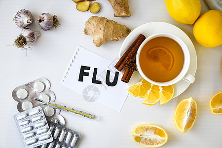 FLU - 写在治疗普通感冒的产品中的一张纸上 - 柠檬 生姜 洋甘菊茶丸 天然药物与传统药物图片