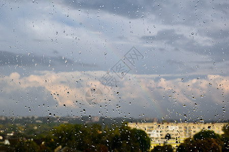 雨滴落在窗户上 在城市风景的雨天下雨建筑学风暴天际玻璃房子悲伤气象城市雷雨图片