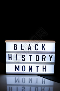 带有镜面反射的深黑色背景上带有文本黑人历史月的灯箱 消息历史事件镜子木板动机假期成就刻字意识黑板教育水平图片