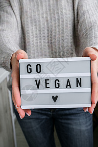 女性手中有文本的灯盒GO VEGAN 女同体主义 素食者健康生活方式蔬菜营养生物动机素食食物生态口号义者教育图片