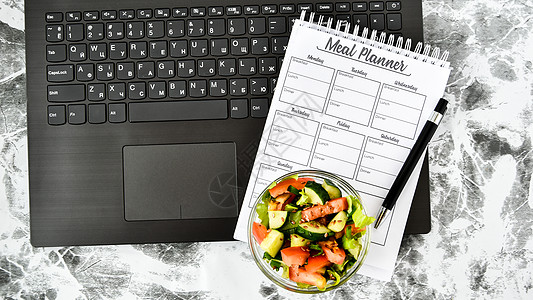 一周的膳食计划 在电脑附近的工作场所用蔬菜沙拉碗 工作间隙在办公室吃午饭食物健康饮食低热量早餐学习营养午餐职场桌子键盘图片