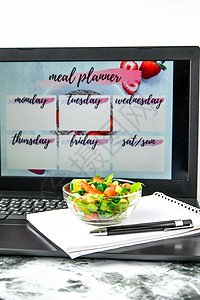 一周的膳食计划 在电脑附近的工作场所用蔬菜沙拉碗 工作间隙在办公室吃午饭学生商业饮食午餐吃饭时间饭盒早餐营养食物图片