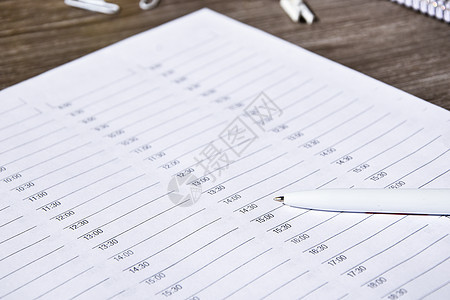有笔的日记日程规划员 特写软垫办公室螺旋规划师学校议程债务杂志药片笔记图片
