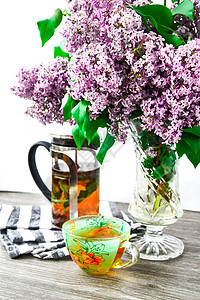 香草茶杯 茶壶和紫罗兰花花朵花束 放在玻璃花瓶中 厨房室内装饰品饮料香气芳香紫色季节花瓣叶子杯子时间一杯茶图片