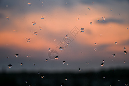 在美丽的天空背景的窗口上下着雨滴落液体场景阳光雨滴城市紫色日落天气运动水分图片