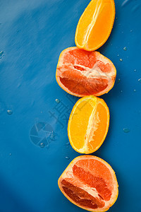 蓝色背景下切片葡萄柚和橙子的顶部视图 以及不同柑橘类水果的复制空间切割片叶子团体食物热带创造力小样柠檬饮食柚子图片