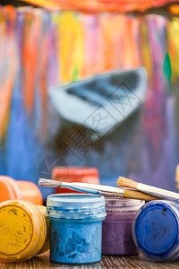 一套用于人体彩绘的颜料 彩色背景上的工作场所 油漆 画笔和调色板 艺术家的工作场所学校水彩画创造力素描艺术品工作室桌子水彩托盘染图片