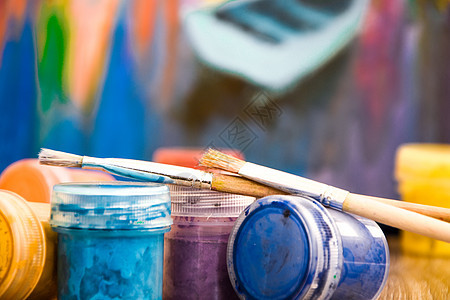 绘画用画笔油漆铅笔艺术家创意工坊的概念蓝色染料颜料工具彩虹桌子教育艺术刷子帆布图片