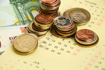 用于财务背景的日历上的硬币堆积 特写拍摄银行业银行商业日程财富储蓄会计薪水投资数字图片