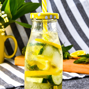 柠檬水 切柠檬和黄瓜的莫吉托 切板上的薄荷叶 有机 素食饮料叶子液体玻璃草本植物食物蔬菜桌子木板饮食花朵图片