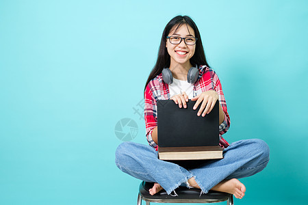 快乐学生 愉快的亚洲女孩微笑到镜头考试青少年学费图书馆女士工作室背包学校班级知识图片