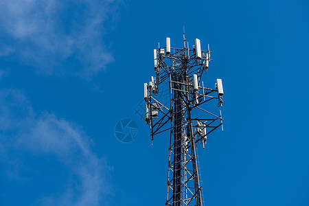 提供宽带互联网服务的手机或移动服务塔反对蓝天农村发射机天线风光网络细胞桅杆上网田园下载图片