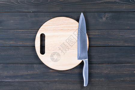 特写木制环切板上的厨房刀子餐厅厨师木板砧板用具烹饪食物菜刀刀刃木头图片